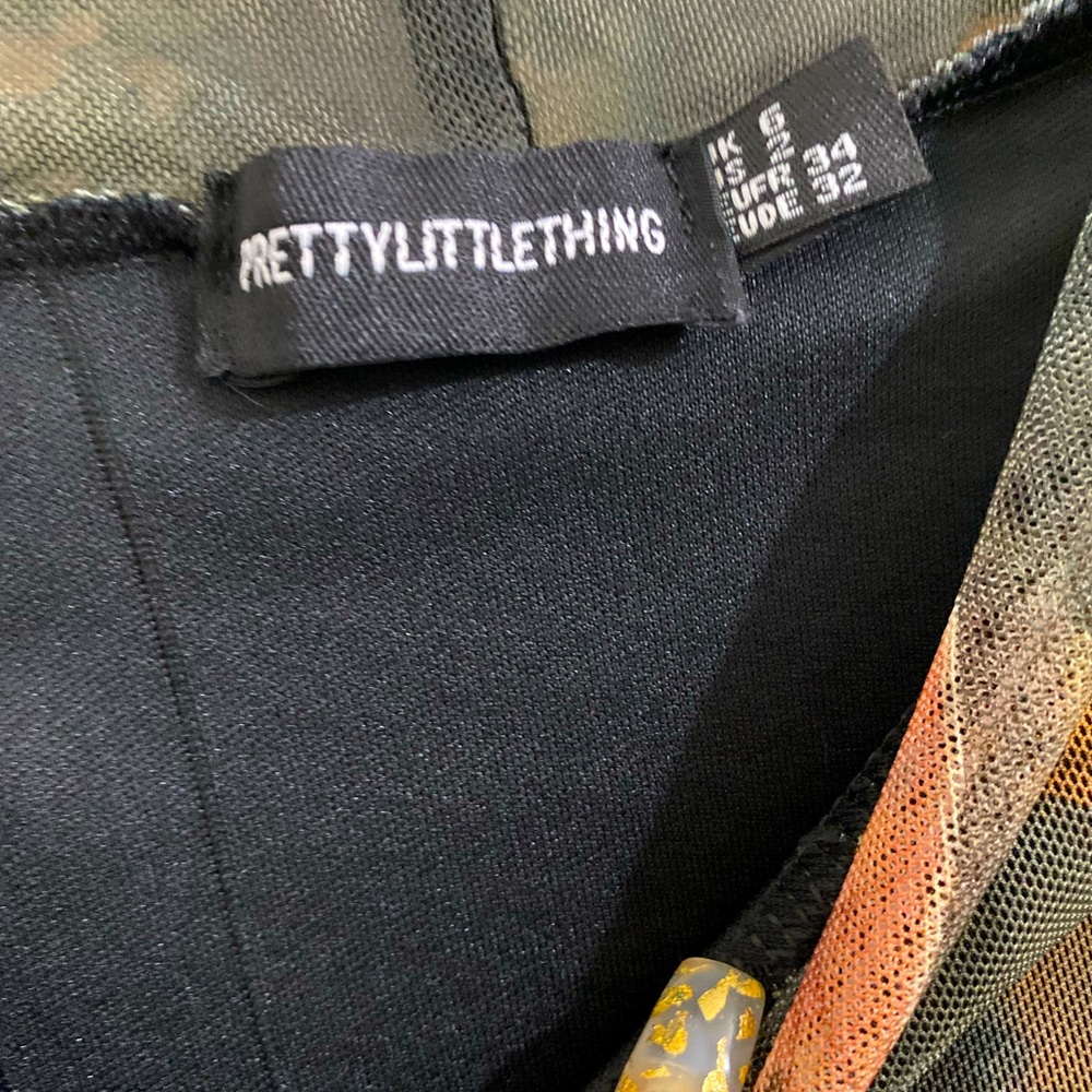 Size 4  Mess material  only wore once fits great